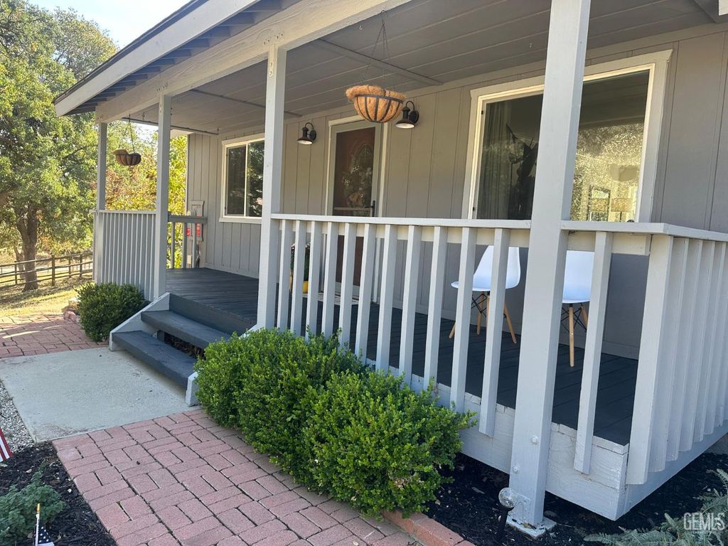 Photo of 25908 Bear Valley Road, Tehachapi, CA 93561 (MLS # 202603488)