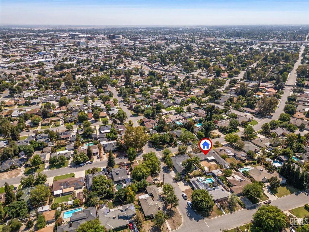 Photo of 2469 Pine Street, Bakersfield, CA 93301 (MLS # 202510770)