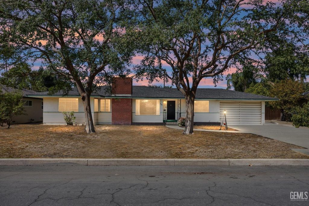 Photo of 2469 Pine Street, Bakersfield, CA 93301 (MLS # 202510770)