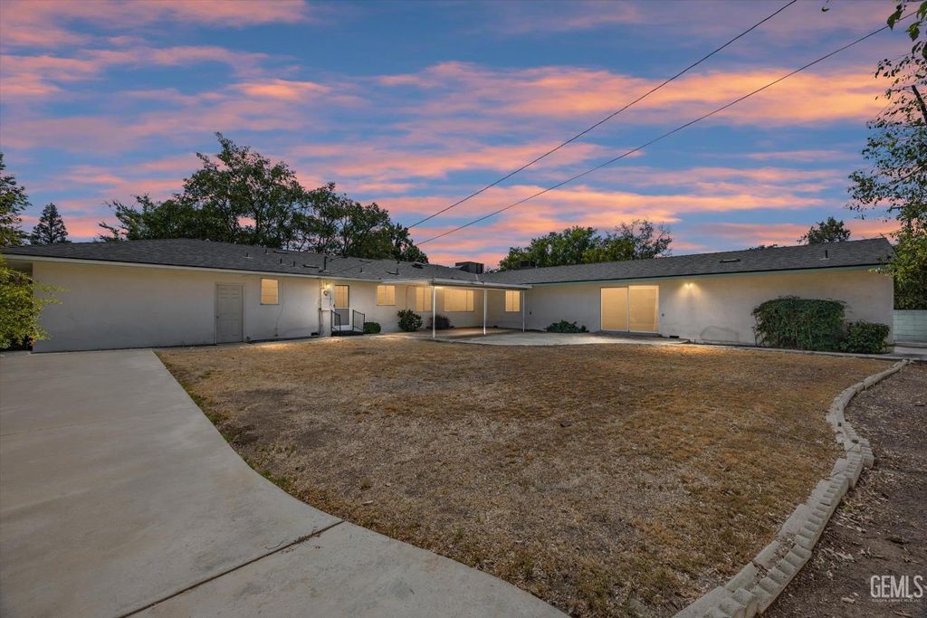 Photo of 2469 Pine Street, Bakersfield, CA 93301 (MLS # 202510770)