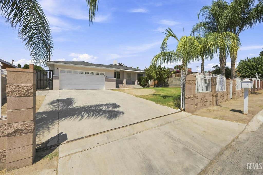 Photo of 2308 Tangerine Street, Bakersfield, CA 93306 (MLS # 202608580)