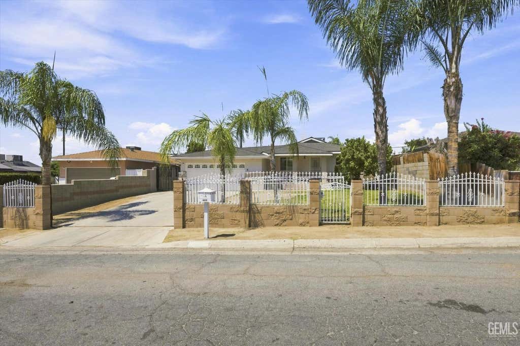 Photo of 2308 Tangerine Street, Bakersfield, CA 93306 (MLS # 202608580)