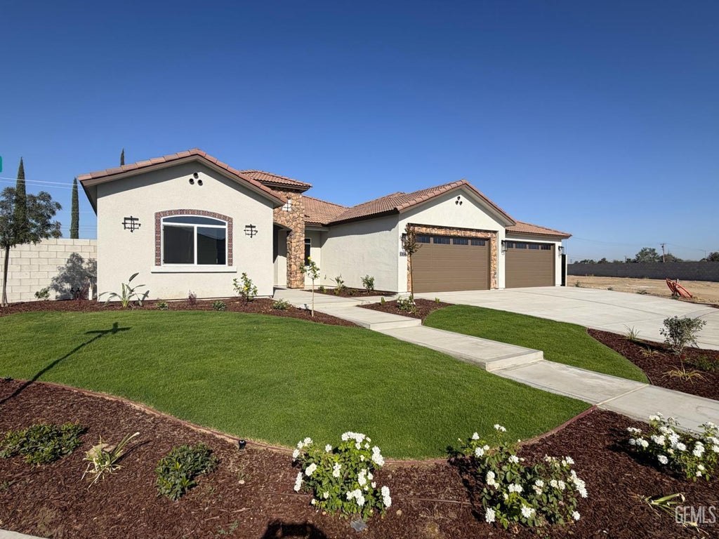 Photo of 3701 Dayco Way, Bakersfield, CA 93314 (MLS # 202609791)