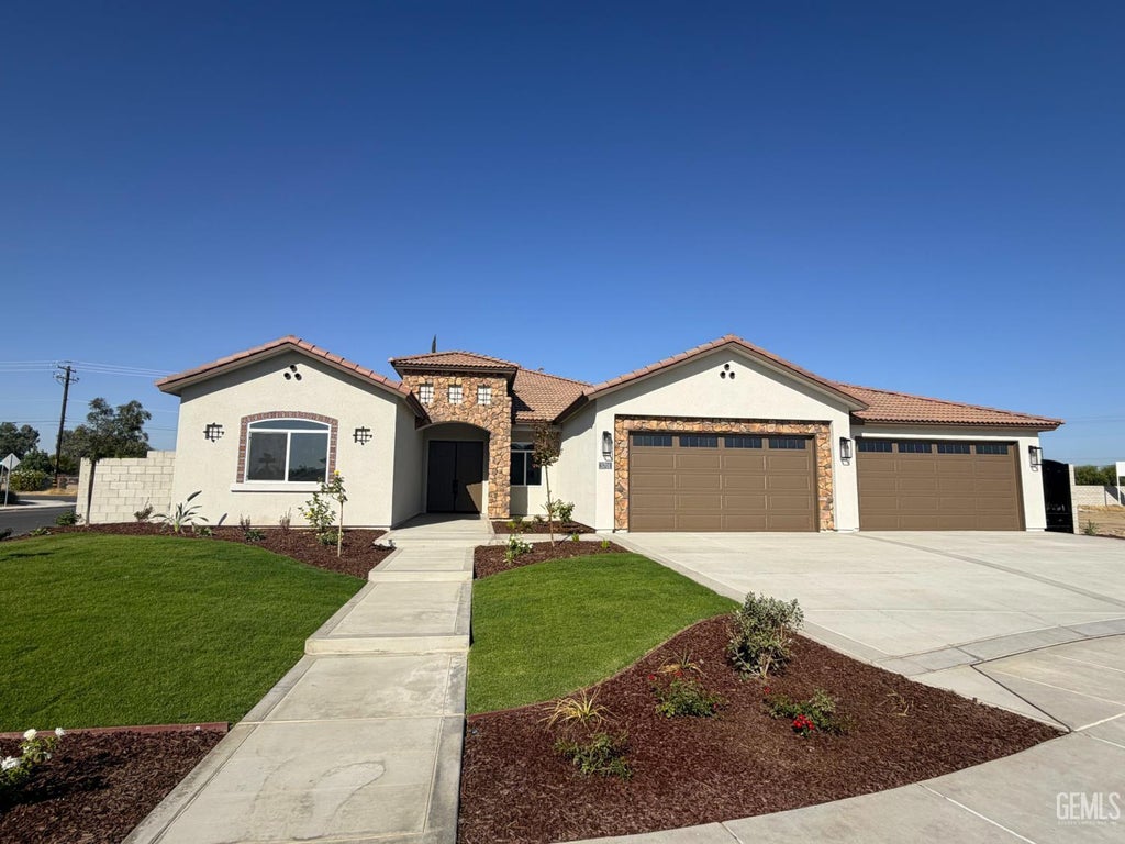 Photo of 3701 Dayco Way, Bakersfield, CA 93314 (MLS # 202609791)