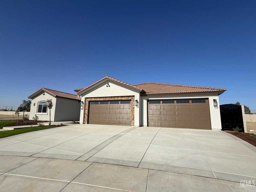 Photo of 3701 Dayco Way, Bakersfield, CA 93314 (MLS # 202609791)