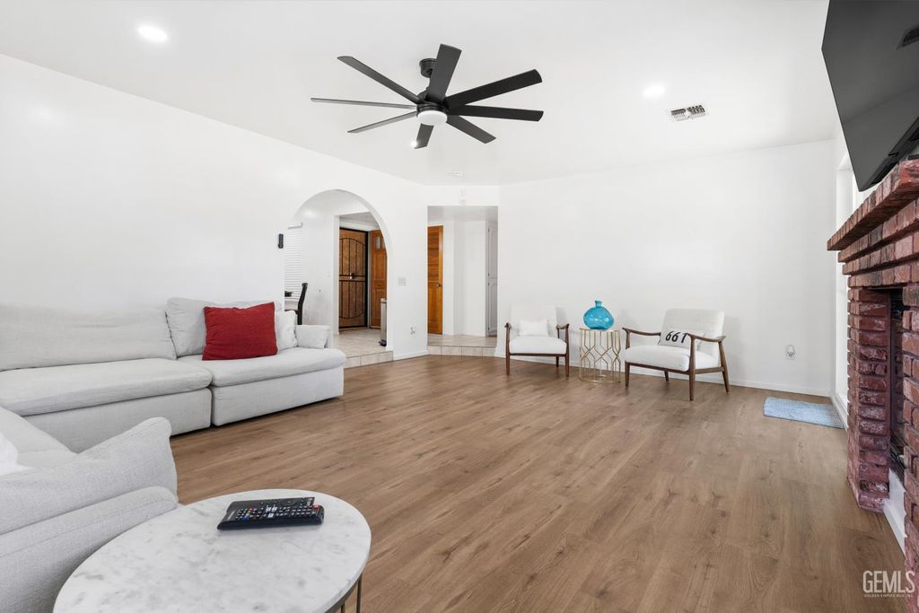 Photo of 4324 Sugar Cane Avenue, Bakersfield, CA 93313 (MLS # 202605794)