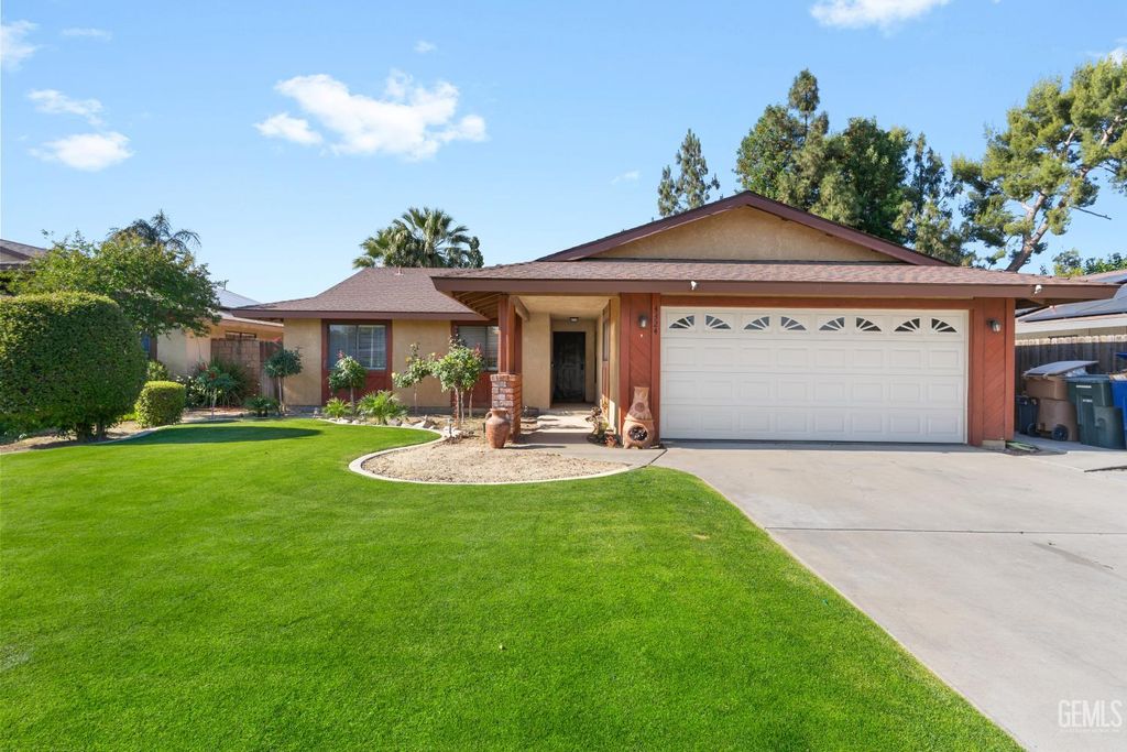 Photo of 4324 Sugar Cane Avenue, Bakersfield, CA 93313 (MLS # 202605794)