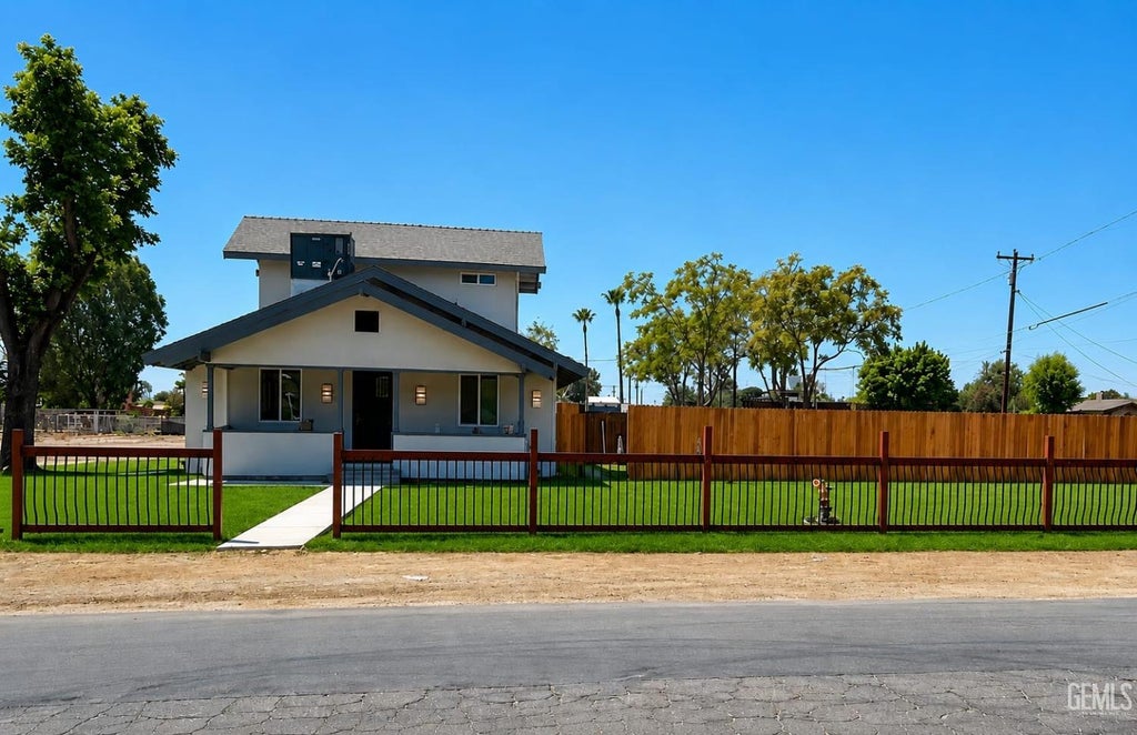 Photo of 1700 Lotus Lane, Bakersfield, CA 93307 (MLS # 202609246)