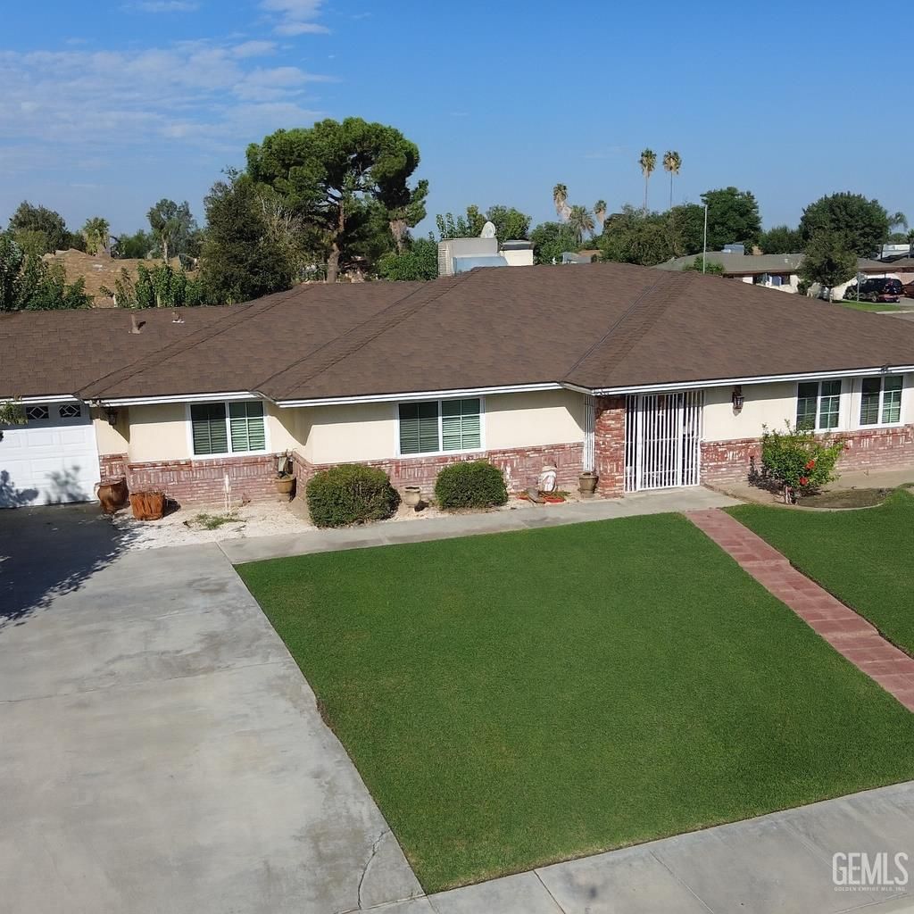 Photo of 8901 Tillson Way, Bakersfield, CA 93307 (MLS # 202510967)