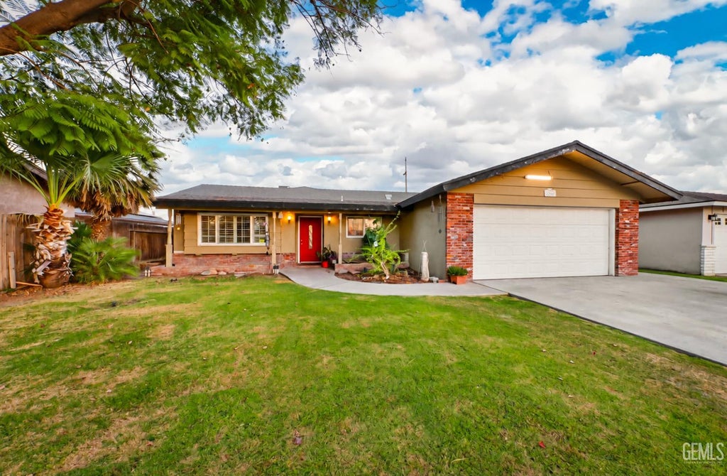 Photo of 2206 Hasti Acres Drive, Bakersfield, CA 93309 (MLS # 202610353)
