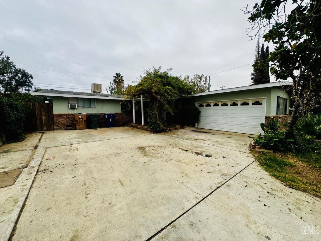 Photo of 9 Dunlap Street, Bakersfield, CA 93309 (MLS # 202512710)