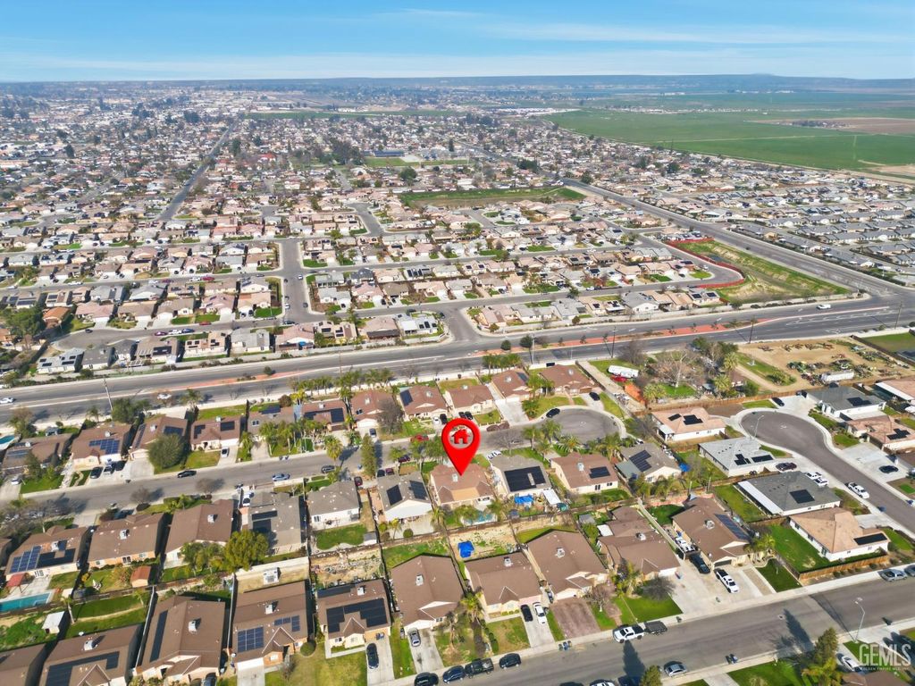 Photo of 611 Kirklees Court, Bakersfield, CA 93307 (MLS # 202601153)