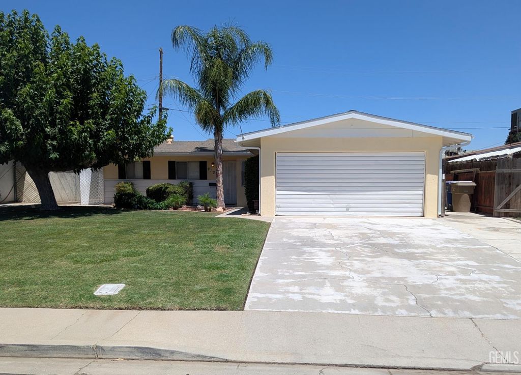 Photo of 912 Monna Avenue, Bakersfield, CA 93308 (MLS # 202510784)