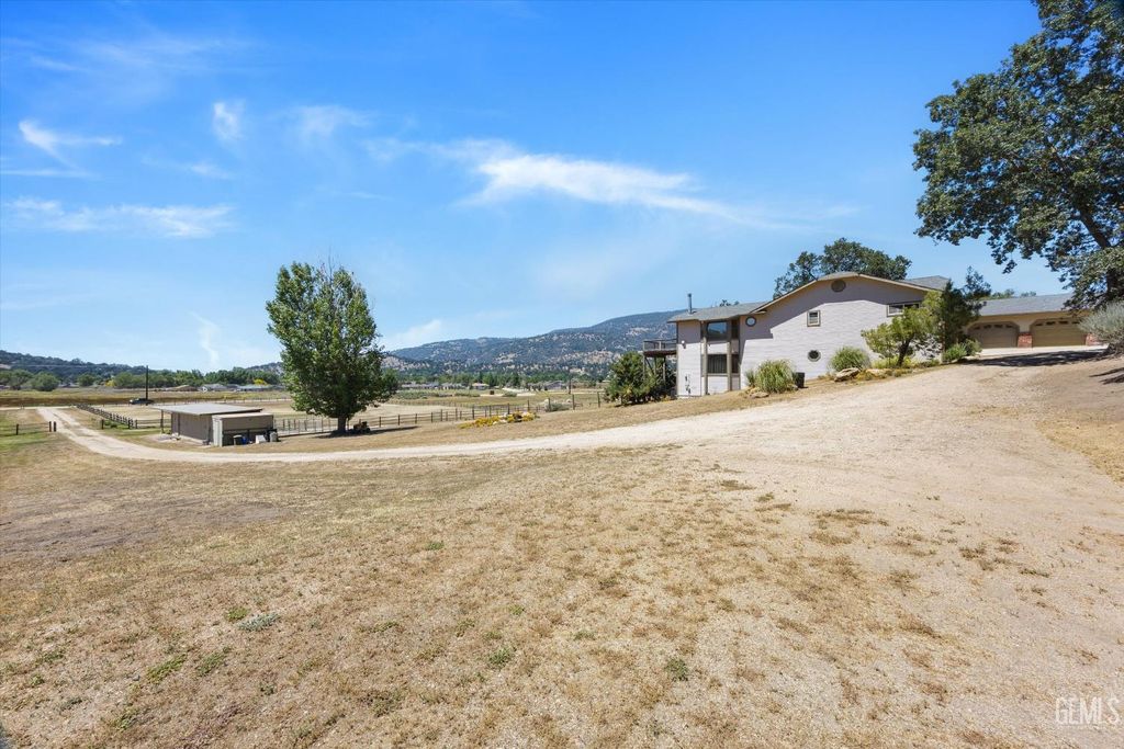 Photo of 29640 S Lower Valley Road, Tehachapi, CA 93561 (MLS # 202606253)