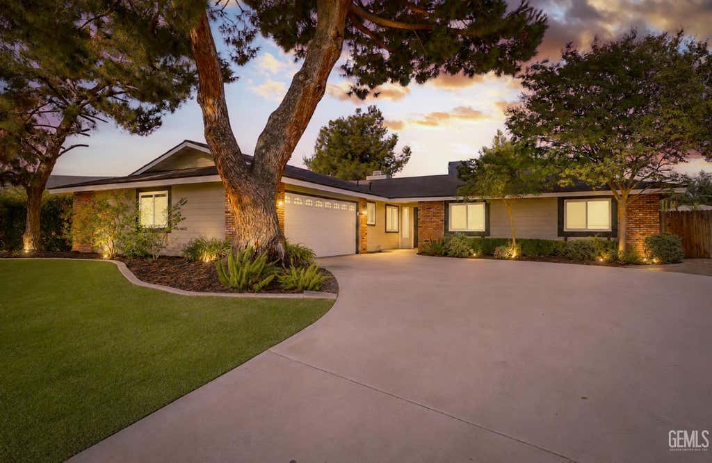 Photo of 204 Jalisco Avenue, Bakersfield, CA 93314 (MLS # 202608535)