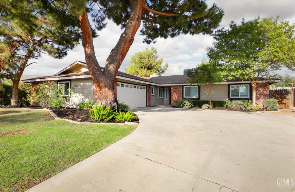 Photo of 204 Jalisco Avenue, Bakersfield, CA 93314 (MLS # 202608535)