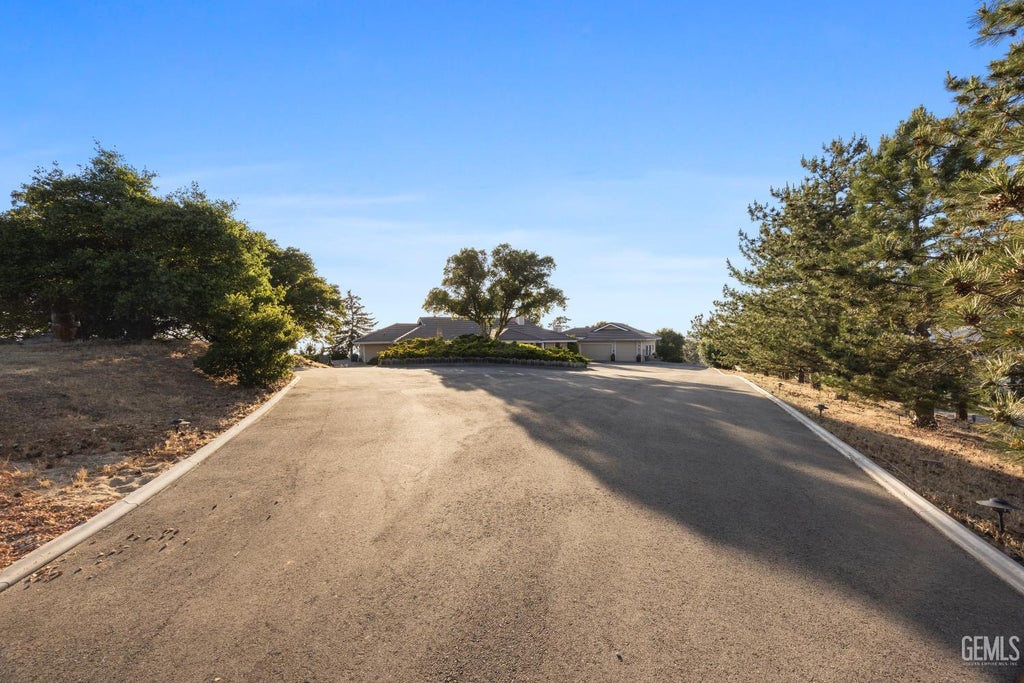 Photo of 30300 Piebald Court, Tehachapi, CA 93561 (MLS # 202610145)