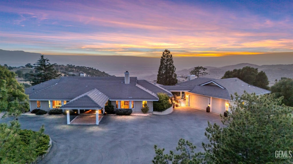 Photo of 30300 Piebald Court, Tehachapi, CA 93561 (MLS # 202610145)