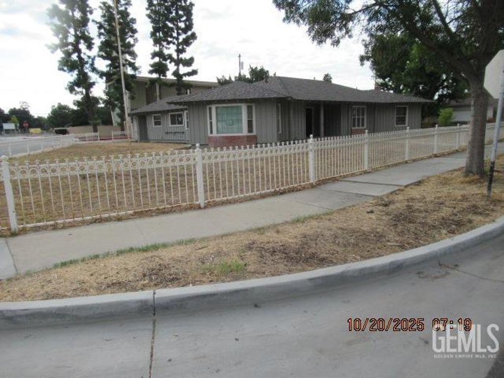 Photo of 916 Oak Ave Ave, Wasco, CA 93280 (MLS # 202511208)