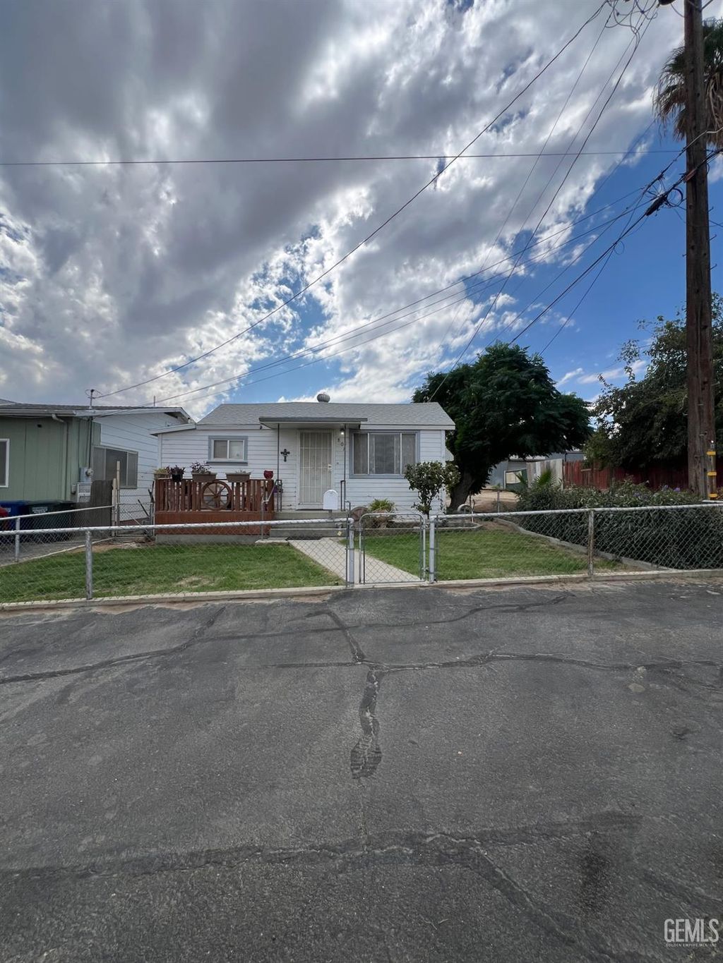 Photo of 807 Buena Vista Street, Taft, CA 93268 (MLS # 202510878)