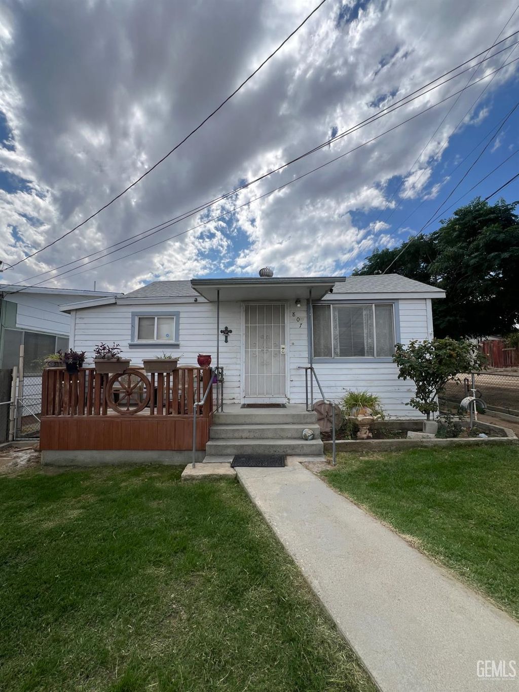 Photo of 807 Buena Vista Street, Taft, CA 93268 (MLS # 202510878)