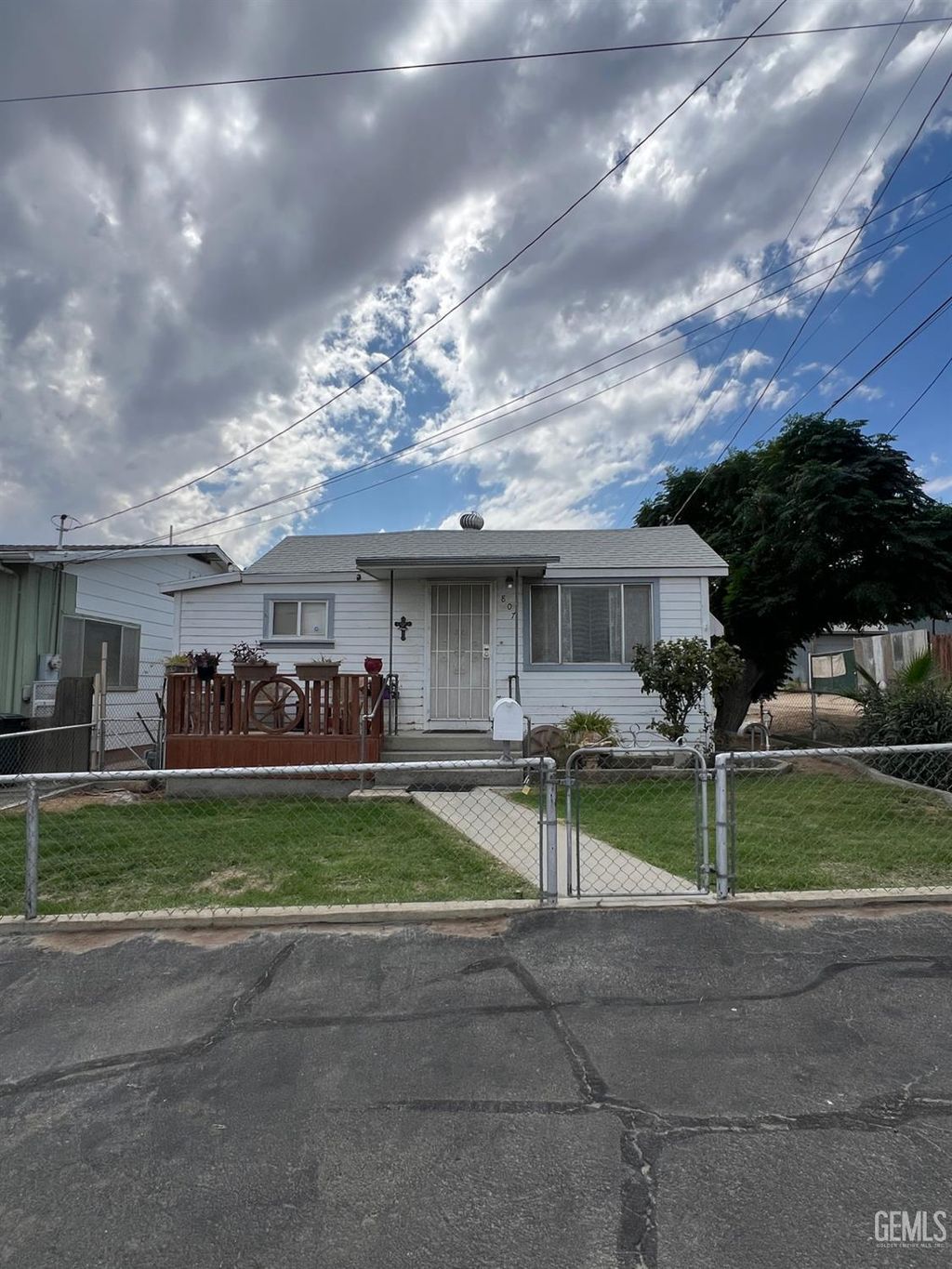Photo of 807 Buena Vista Street, Taft, CA 93268 (MLS # 202510878)