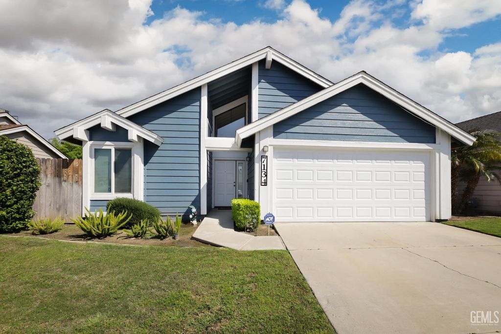 Photo of 7134 Hanover Circle, Bakersfield, CA 93309 (MLS # 202602560)