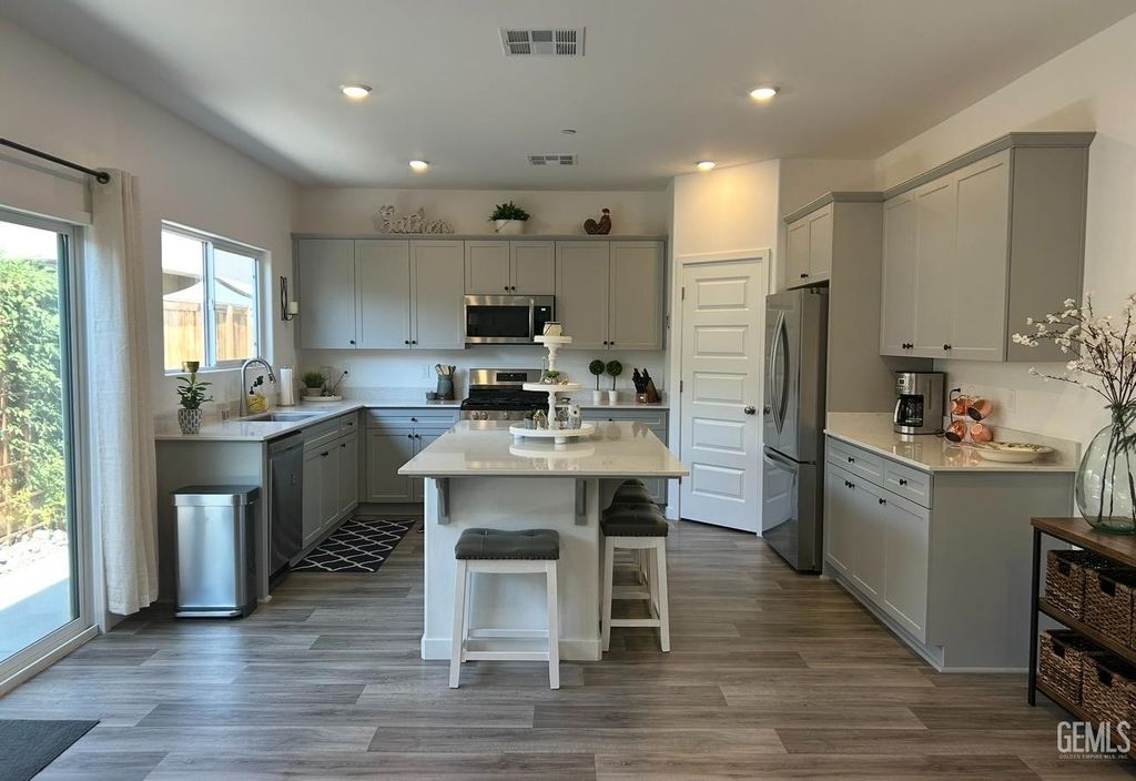 Photo of 9626 Redwood River Lane, Shafter, CA 93263 (MLS # 202607981)
