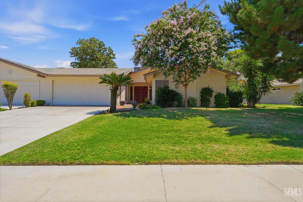 Photo of 5809 Cypress Point Drive, Bakersfield, CA 93309 (MLS # 202607634)