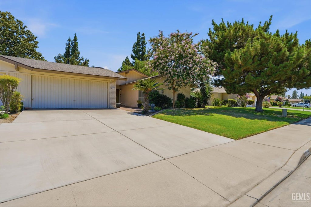 Photo of 5809 Cypress Point Drive, Bakersfield, CA 93309 (MLS # 202607634)