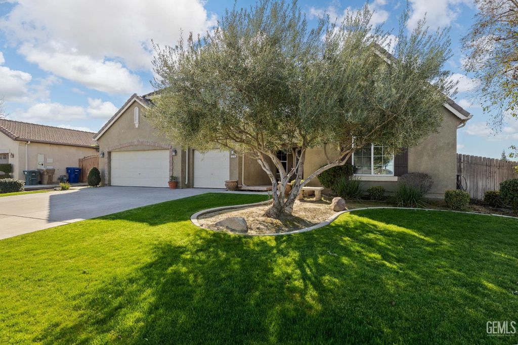 Photo of 12715 Windy Ridge Drive, Bakersfield, CA 93312 (MLS # 202601724)
