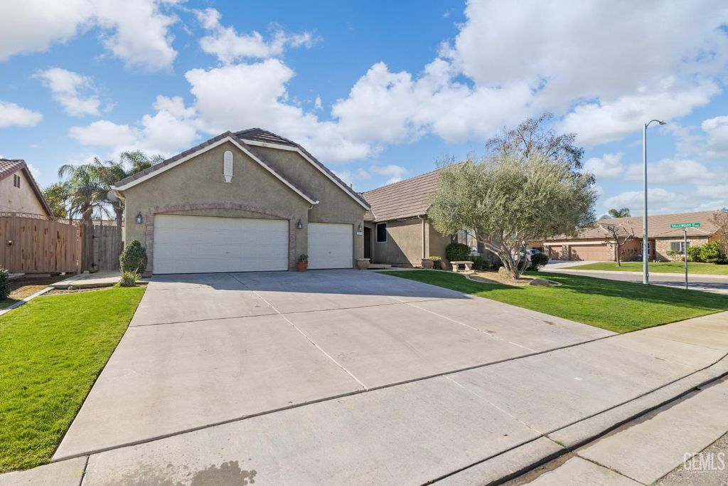 Photo of 12715 Windy Ridge Drive, Bakersfield, CA 93312 (MLS # 202601724)