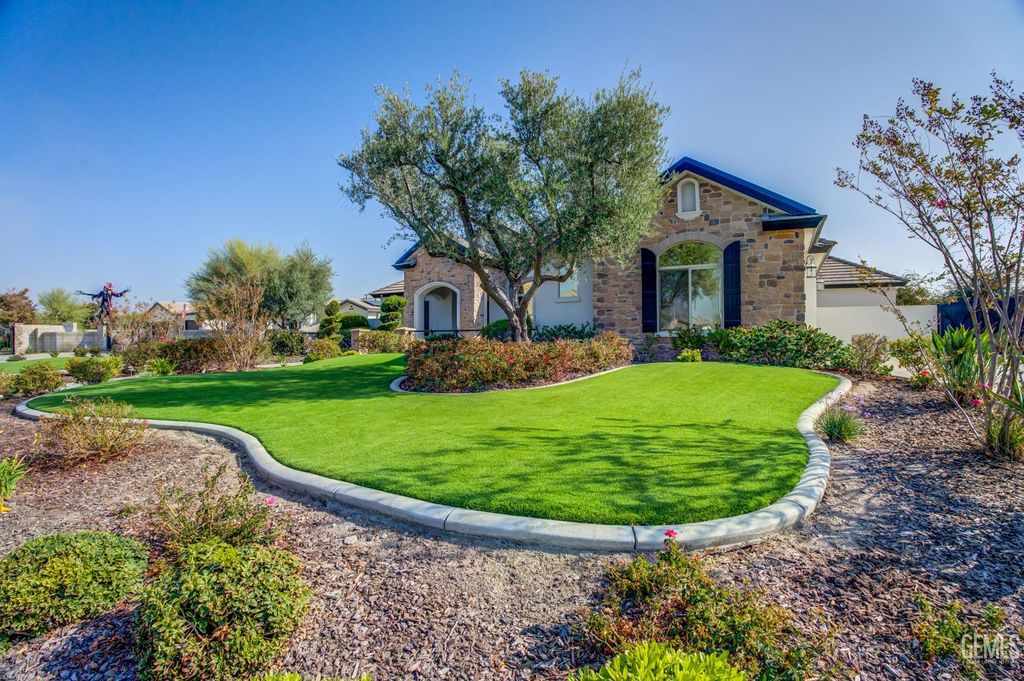 Photo of 4112 Woodcastle Way, Bakersfield, CA 93314 (MLS # 202600489)