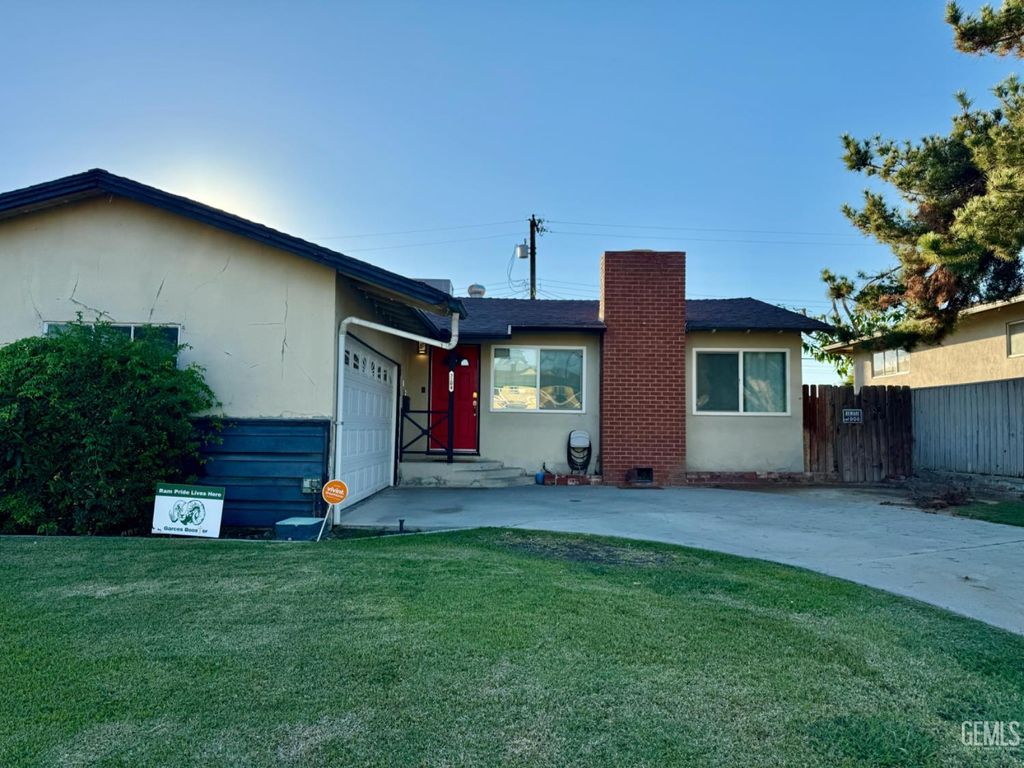 Photo of 3204 Hollins Street, Bakersfield, CA 93305 (MLS # 202600936)
