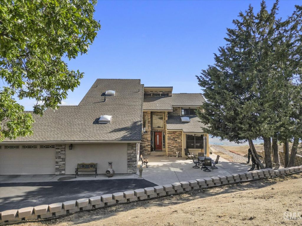 Photo of 24930 Paramount Drive, Tehachapi, CA 93561 (MLS # 202604130)