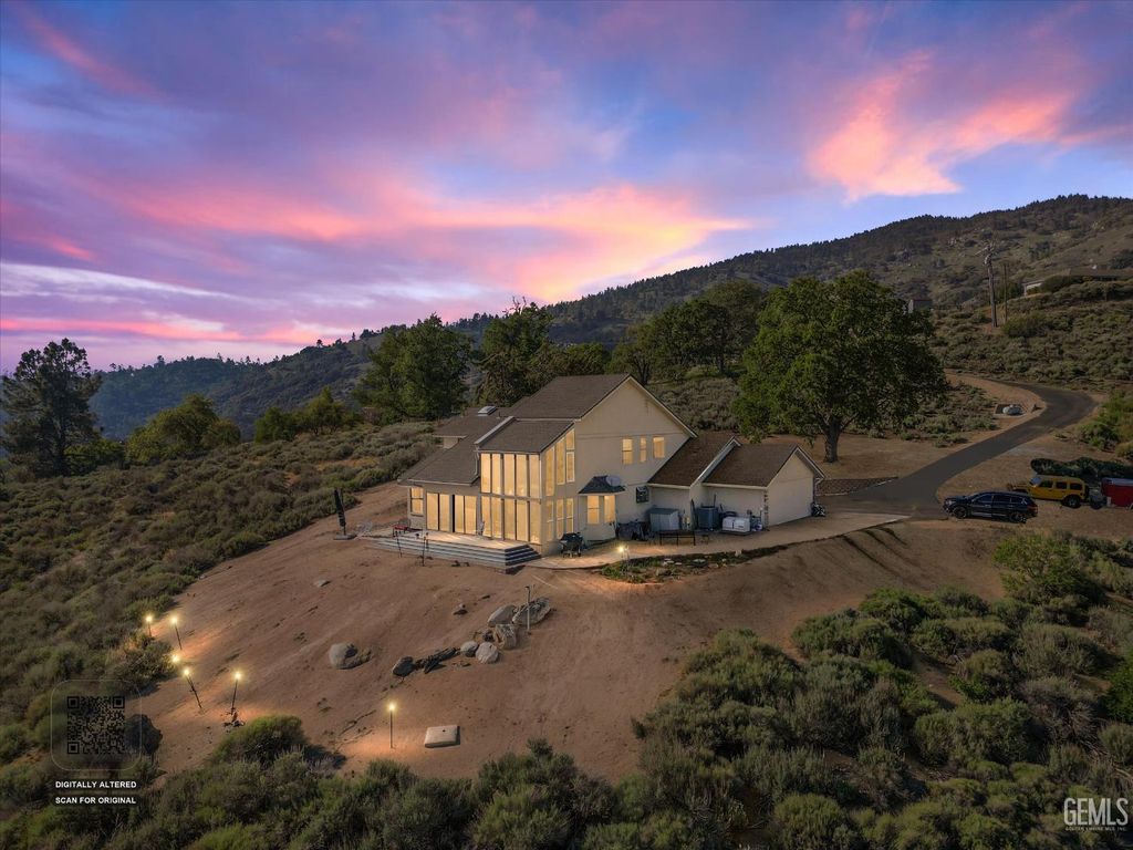 Photo of 24930 Paramount Drive, Tehachapi, CA 93561 (MLS # 202604130)