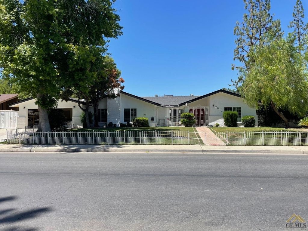 Photo of 7612 Las Cruces Avenue, Bakersfield, CA 93309 (MLS # 202510778)