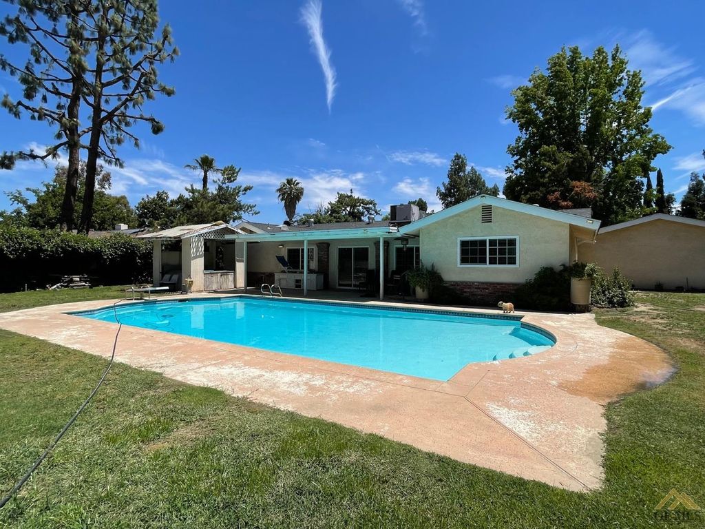 Photo of 7612 Las Cruces Avenue, Bakersfield, CA 93309 (MLS # 202510778)