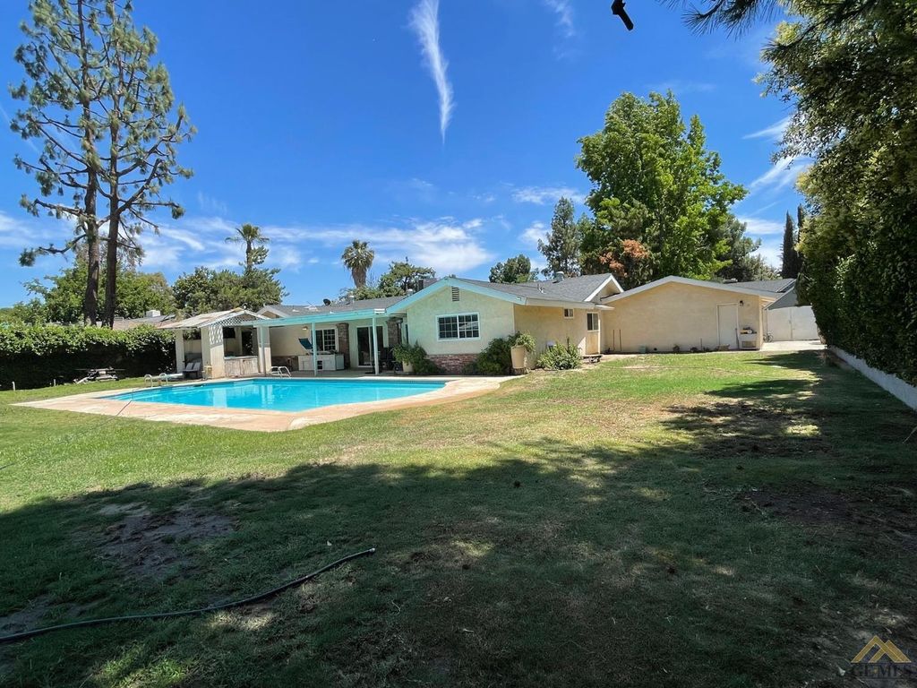 Photo of 7612 Las Cruces Avenue, Bakersfield, CA 93309 (MLS # 202510778)