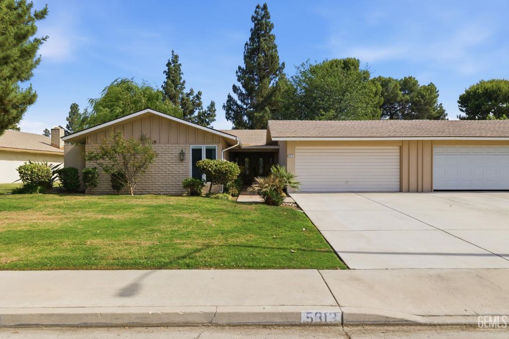 Photo of 5813 Cypress Point Dr. DR, Bakersfield, CA 93309 (MLS # 202605299)