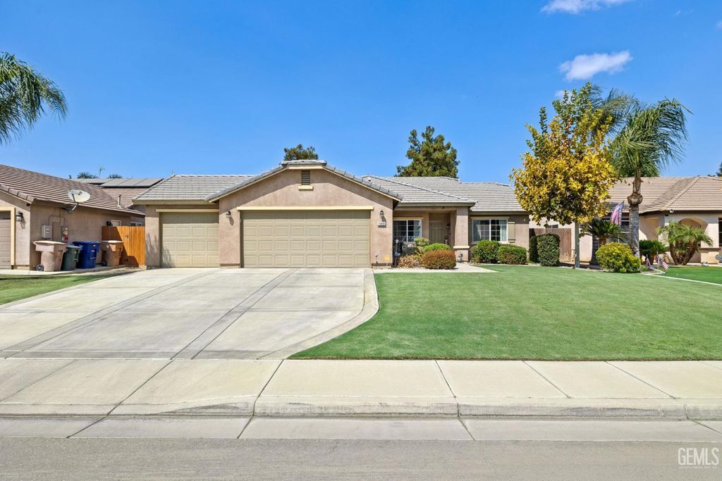 Photo of 10806 Valverde Drive, Bakersfield, CA 93311 (MLS # 202510862)