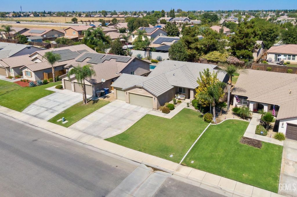 Photo of 10806 Valverde Drive, Bakersfield, CA 93311 (MLS # 202510862)