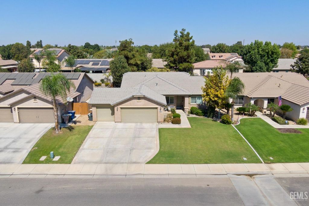 Photo of 10806 Valverde Drive, Bakersfield, CA 93311 (MLS # 202510862)