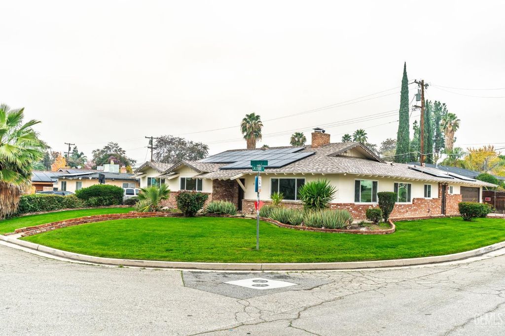 Photo of 3136 Saratoga Street, Bakersfield, CA 93306 (MLS # 202513368)