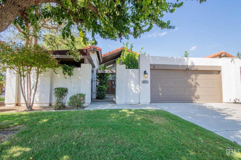 Photo of 6900 Seapines Drive #12, Bakersfield, CA 93309 (MLS # 202608380)