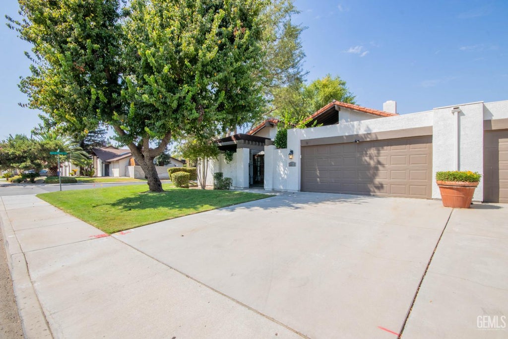 Photo of 6900 Seapines Drive #12, Bakersfield, CA 93309 (MLS # 202608380)