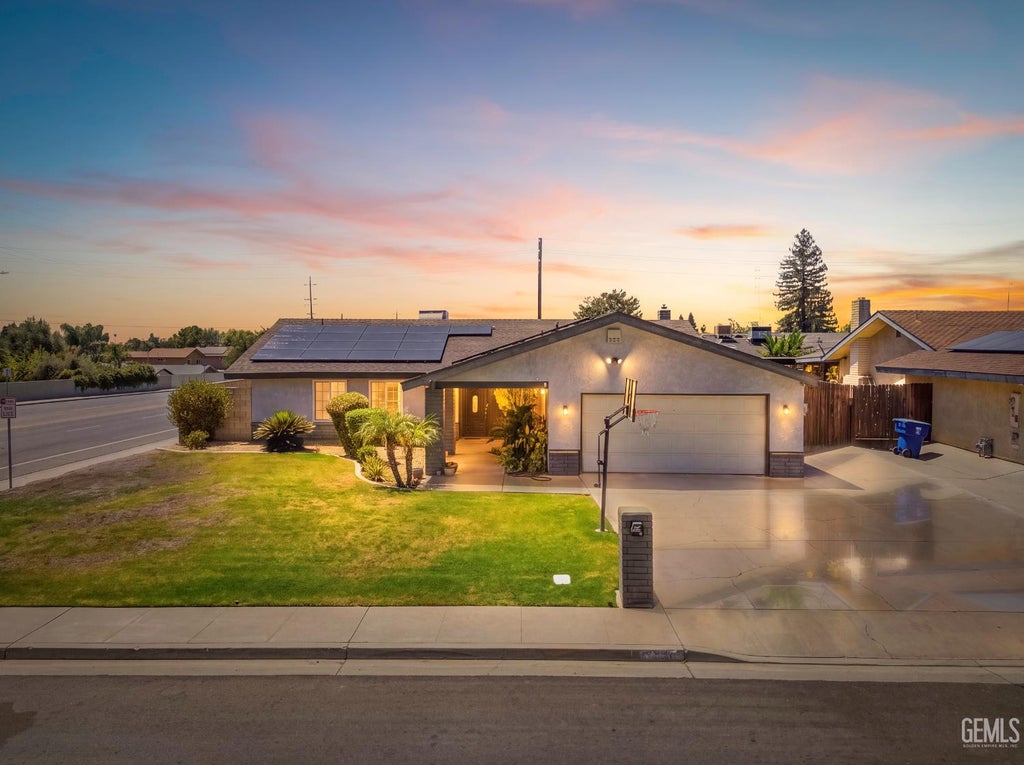 Photo of 2700 Sierraglen Court, Bakersfield, CA 93306 (MLS # 202610082)