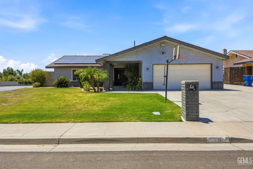 Photo of 2700 Sierraglen Court, Bakersfield, CA 93306 (MLS # 202610082)