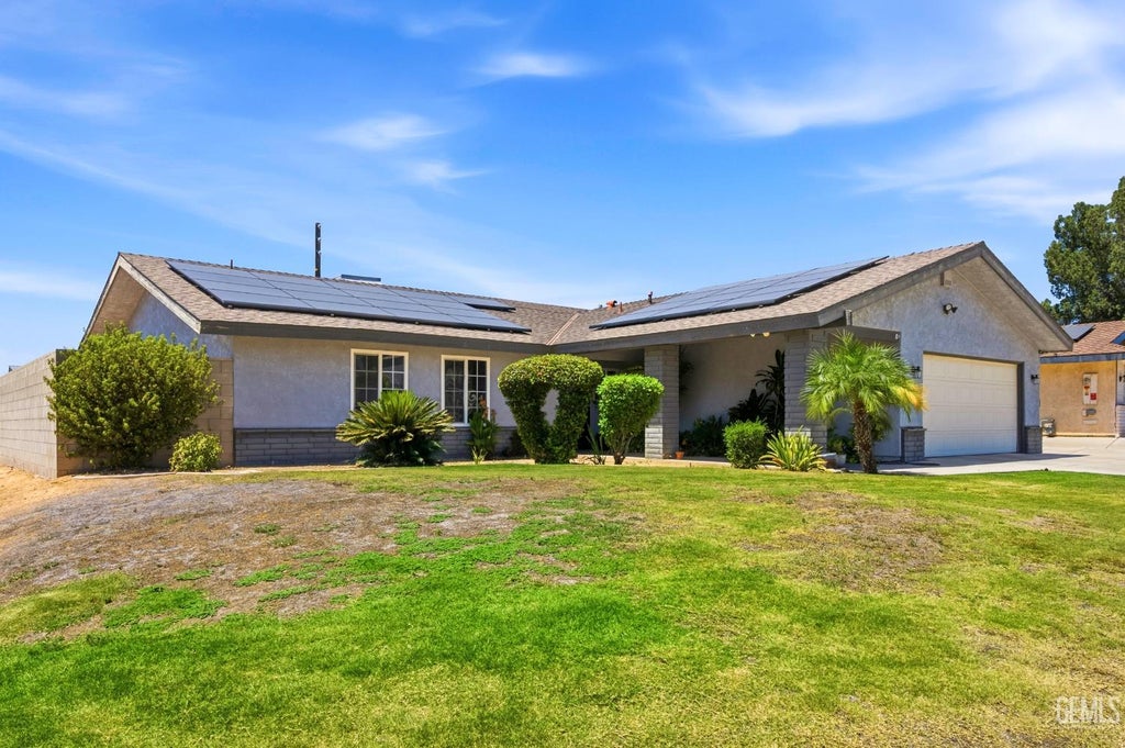 Photo of 2700 Sierraglen Court, Bakersfield, CA 93306 (MLS # 202610082)