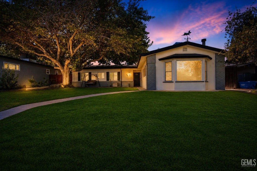 Photo of 407 Garratt Street, Taft, CA 93268 (MLS # 202607689)